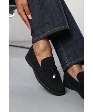 Stay effortlessly chic in our Charming Slip On Suede Loafers Metal Trim Tassel. Designed for everyday elegance, these loafers feature a cushioned memory foam insole and breathable lining for all-day comfort. The slip-on design and durable sole offer ease and traction, making them perfect for work, weekends, or casual evenings out. Key Features: • Material: Suede upper with breathable, odour-resistant foam lining • Design: Classic round toe loafers with tassel accessory detail • Closure: Easy slip-on design