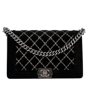 VINTAGE, RRP AS NEW
Elevate your wardrobe with the timeless elegance of the **Chanel Boy Old Medium Contrast Stitching Shoulder Bag** in plush **black velvet**, featuring bold silver-tone hardware and signature diamond quilting. The striking **contrast stitching** adds a modern edge to this classic silhouette, making it a standout piece for day-to-night transitions. *Style tip:* Pair it with a monochrome outfit or structured blazer to let the bag’s texture and detailing steal the spotlight.

 Chanel Boy Old Medium Contrast Stitching Shoulder Bag in Black Velvet

Condition: Excellent
Signs of wear: No retail tag, No visible sign of wear., 
Packaging: None
Color: Black
Material: Velvet | velvet
Size: One Size | One Size
Measurements: Width: 60; Height: 180; Length: 280
SKU: NAPPUGBBA535358W
