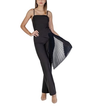 Marca: Rinascimento.
  Genero: Mujer.
  Tipo: vestidos.
  Temporada: Primavera/Verano.
  Color: negro.
  Mangas: sin mangas.
  Escote: escote cuadrado.
  Codigo del articulo: CFC0122471003.
  Composicion: 97% poliester 3% lycra.
  Lavado: lavar a maquina a 30Â°.