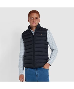 Mens Farah Joel Wadded Gilet in black- Funnel neck collar.- Zip fastening.- Side entry pockets with fleece lining.- Bound hem and armholes.- Embroidered gold F branding.- Water repellent.- Regular fit.- Main material: 100% Recycled Polyamide.- Ref: F4RFE03410