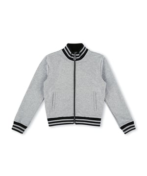 The brand's lettering encapsulates one's belonging to a special family. On this cotton fleece zip-up jacket it is printed on the back. Two slit pockets. The contrasting stripes jacquarded on the ribbed hems give the item a sportier look.