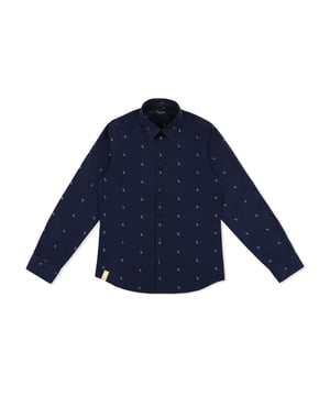 El monograma de la firma se presenta de jacquard por toda esta camisa de popelina de algodón. Cuello clásico y abotonado de nácar. Dos pinzas en la parte posterior.