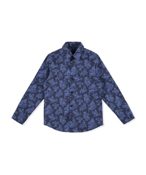 Boteh, better known as Paisley, is an ancient pattern that recalls an exotic imagery and kept its appeal unadulterated through the centuries. This very appeal revives on all-over printed pattern of this cotton poplin shirt. Peak collar. Genuine mother-of-pearl buttons.