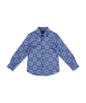 An arabesque, patchwork-like print is the main feature of this cotton poplin shirt. Straight point collar and mother-of-pearl button fastening.