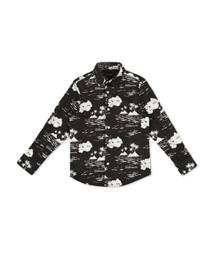A Hawaiian style print decorates throughout this cotton poplin shirt. Straight point collar and mother-of-pearl button fastening.
