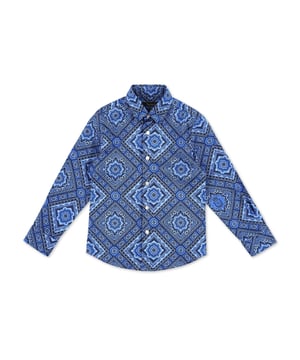 Esta camisa de popelina de algodón luce un estilo provenzal, con un estampado en patchwork como característica principal. Presenta cuello de puntas rectas y cierre con botonadura de nácar.