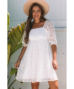 Weißes Blumen-Spitzenmuster verleiht Eleganz  
Puffärmel sorgen für einen romantischen, von Vintage inspirierten Look  
Empire-Taille kreiert eine schmeichelhafte Silhouette  
Mini-Länge bietet ein verspieltes und lustiges Erscheinungsbild  
Material: 100% Polyester