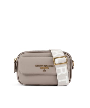 This Kurt Geiger 2Zip Greenwich Cross Body bag is crafted in a taupe grained leather. There is a flat pocket on the back and a magnetic snap closure pocket on the front. There is antiqued brass branding on the front flap. Dimensions: 14cm (H), 23cm (L), 7cm(D). Strap length: 132cm.