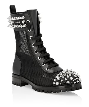 Tachuelas  Estas botas de napa y tela de malla con tachuelas de diferentes formas en la puntera, el tobillo y el contrafuerte transmiten un aire rockero. Cierre con cordones en la parte frontal y cierre de cremallera en la parte lateral. Suela de goma con dibujo profundo.
