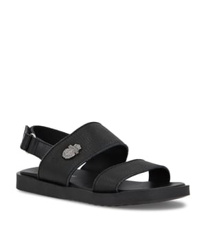 Sandalen aus Nappaleder mit doppeltem Riemen mit verstellbarem Klettverschluss. Markenemblem auf einem Riemen. Abfederndes Fußbett mit Lederfutter. Gummiblocksohle.