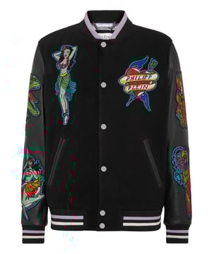 Entdecken Sie den Stil von Plein mit dieser Uniformjacke aus Leder und Viskosematerial. Sehen Sie sich die unverwechselbaren Hawaii-Details an.   Wollmischgewebe und Leder mit Hirschmotiv   Bestickte Hawaii-Patches auf der Vorderseite, den Ärmeln und der Rückseite   Druckknöpfe   Zwei Eingrifftaschen   Rippstrick-Bündchen an den Säumen   Diamantgestepptes Satinfutter