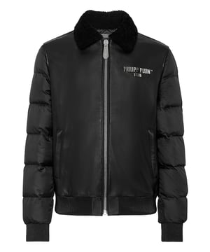 Deze bomber van nappa en nylon combineert de concepten van mode en werkkleding. Overhemdkraag van schapenvacht. Opschrift van het merk op de linkerborst. Ritssluiting en twee steekzakken. Geribde manchetten en onderkant. Gewatteerde en gewatteerde binnenvoering.