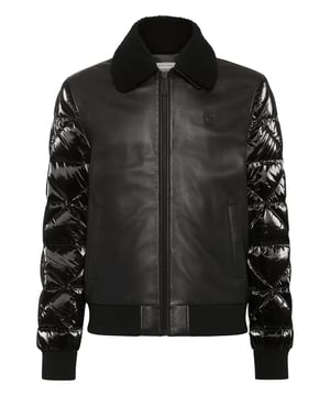 Ontdek de stijl van Plein met deze bomber van leer en glanzend nylon. Bekijk de kenmerkende details waardoor hij opvalt.   Nappa en gewatteerd en gewatteerd hoogglanzend nylon   Schapenvachtkraag   PP Hexagon op een saffiaan lederen patch genaaid op de linkerborst   Ritssluiting   Twee steekzakken met verborgen drukknopen   Ribgebreide zomen   Binnenvoering