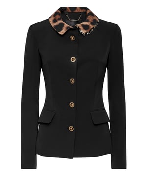 Blazer de cady de poliéster elástico con detalles de tejido moteado. Acabado con adornos de pedrería en el cuello. Corte entallado y hombros acolchados. Botones tipo joya.  Dos bolsillos con solapa. Forro interior.