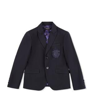 Blazer aus Wolle. Perlmuttknöpfe. Gestickter Wappenaufnäher auf der linken Brust. Zwei Klappentaschen. Komplett gefüttert.