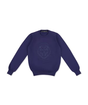 Este jersey de punto de algodón con cuello caja está adornado con el león, el emblemático símbolo de Billionaire. El rey de la sabana aparece bordado en la parte frontal. Tira para colgar con el logotipo bordado en el canesú. Cuello, puños y borde inferior de punto de canalé.