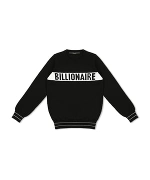 Billionaire mantiene uno de sus símbolos más importantes: las letras de la firma. En este jersey de punto de lana con cuello caja se presentan estampadas en la parte frontal. Cuello, puños y borde inferior de canalé de rayas de jacquard en contraste.