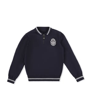 Billionaire mantiene uno de sus símbolos más característicos: su blasón. En este polo de punto de lana y algodón se presenta en un parche bordado cosido en la parte izquierda del pecho. Cuello con cremallera. Cuello, puños y borde inferior de canalé de rayas en contraste.