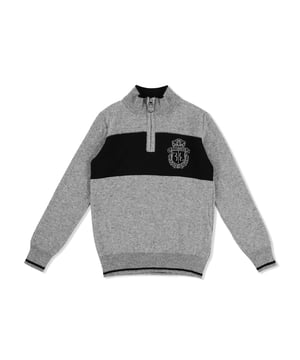 Billionaire mantiene uno de sus símbolos más importantes: su blasón. En este jersey de punto de lana con cuello de cremallera, se presenta bordado en la parte izquierda del pecho sobre una banda en contraste insertada. Cuello, puños y borde inferior de punto de canalé de rayas en contraste