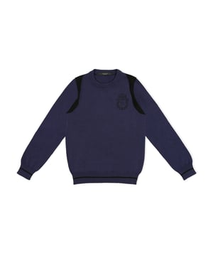 Billionaire mantiene uno de sus símbolos más importantes: su blasón. En este jersey de punto de lana con cuello caja se presenta insertado en la parte izquierda del pecho. Cuello, puños y borde inferior de canalé de rayas de jacquard en contraste.