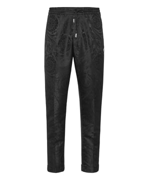 Uniekheid en luxe komen samen in de meest pure Billionaire stijl. Wij stellen deze broek van zachte stof voor. Ontdek alle kenmerken.   Katoen en zijde   Jacquard geweven motief   Enkele knoop op elastische tailleband met koord met metalen uiteinden   Zakken op de tailleband   Omgeslagen manchetten
