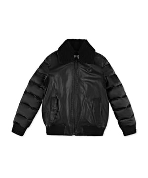 Chaqueta bomber acolchada de cuero y nailon satinado con cuello camisero de cuero de oveja. Inscripción de la marca aplicada en el canesú. Un parche de cuero de safián con el PP Hexagon está cosido en el lado izquierdo del pecho. Cierre de cremallera y dos bolsillos con solapa. Bordes en punto de canalé. Forro de satén.