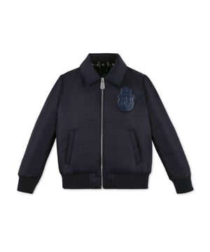El símbolo de Billionaire no puede prescindir de su escudo: uno de sus símbolos más emblemáticos. En esta chaqueta bomber de nailon se presenta repujado en un parche de cuero cosido en la parte izquierda del pecho. Cierre de cremallera. Dos bolsillos. Puños y bordes inferiores de canalé. Forro interior estampado.