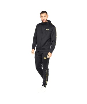 95% Polyester, 5% Elastaan. Ontwerp: Geborduurd logo, Bedrukt, Tekst. Zakken: 2 voorzakken, 2 zijzakken, 1 achterzak. Tailleband: Koord, Elastisch. Manchet: Gemonteerd. Hem: Aangepast. Halslijn: Kapitein. Mouwtype: Met lange mouwen. Eigenschappen capuchon: Koord, Opgenaaid. Merkband. Bevestiging: Volledige ritssluiting. Inhoud: 1 broekje, 1 jasje. S: 38 in. M: 40 in. L: 42 in. XL: 44 in. XXL: 46 in.