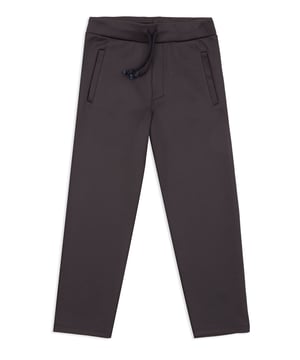 Pantalón de felpa de algodón. Dos bolsillos. Emblema bordado en el bolsillo derecho de la parte posterior. Cintura de canalé con jaretas. Botones automáticos en el bajo.
