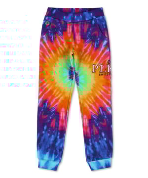Pantalones de felpa de algodón con estampado tie-dye. Las letras de la marca están bordadas en la pierna izquierda. Dos bolsillos de ribete. Cintura y puños de punto canalé.
