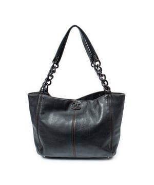 Chanel Bolsos Wooden Chain Shopping Tote  Bolso de hombro en Negro Piel de becerro y Oro hardware. El producto esta en Muy Buenas Condiciones (AB).
  Dimensiones: 29x26x11 cm 
  Accesorios incluidos: Sticker; Dustbag
  
  BrandCo Paris encuentra artículos raros y en las mejores condiciones a precios increíbles. ¡Vale la pena tener paciencia! Compra con confianza: todos los artículos de BrandCo Paris son seleccionados y autenticados cuidadosamente por nuestro equipo de expertos.
  Todos los artículos vienen con un certificado de autenticidad y un embalaje entregado por BrandCo Paris.
  Tabla de clasificación de la condición del artículo
  N (como nuevo)
  AA (perfecto estado)
  A (excelente estado)
  AB (muy buen estado)
  B (bueno/regular)