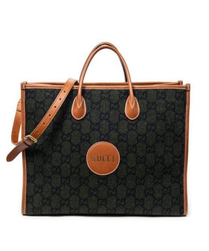 Gucci Bolsos GG Script Tote  Bolso de hombro en Negro/Marrón Lienzo y Oro hardware. El producto esta en Excelentes Condiciones (A).
  Dimensiones: 42x33x17 cm 
  Accesorios incluidos: Strap
  Notas de Exterior: Rasguños leves en las esquinas inferiores
  BrandCo Paris encuentra artículos raros y en las mejores condiciones a precios increíbles. ¡Vale la pena tener paciencia! Compra con confianza: todos los artículos de BrandCo Paris son seleccionados y autenticados cuidadosamente por nuestro equipo de expertos.
  Todos los artículos vienen con un certificado de autenticidad y un embalaje entregado por BrandCo Paris.
  Tabla de clasificación de la condición del artículo
  N (como nuevo)
  AA (perfecto estado)
  A (excelente estado)
  AB (muy buen estado)
  B (bueno/regular)