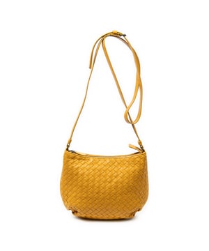Bottega Veneta Bolsos Zip Crossbody  Bolso de hombro en Amarillo Piel de becerro y Latón envejecido hardware. El producto esta en Excelentes Condiciones (A).
  Dimensiones: 21x19x4 cm 
  Accesorios incluidos: None
  
  BrandCo Paris encuentra artículos raros y en las mejores condiciones a precios increíbles. ¡Vale la pena tener paciencia! Compra con confianza: todos los artículos de BrandCo Paris son seleccionados y autenticados cuidadosamente por nuestro equipo de expertos.
  Todos los artículos vienen con un certificado de autenticidad y un embalaje entregado por BrandCo Paris.
  Tabla de clasificación de la condición del artículo
  N (como nuevo)
  AA (perfecto estado)
  A (excelente estado)
  AB (muy buen estado)
  B (bueno/regular)