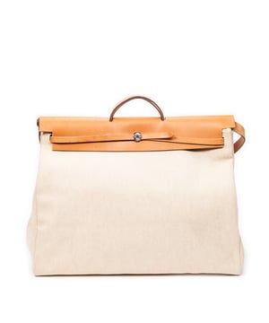 Hermès Bolsos Herbag 2 in 1 TGM Bolso de hombro en Beige/Tan Lienzo y Paladio hardware. El producto esta en Muy Buenas Condiciones (AB).
  Dimensiones: 51x42x25 cm 
  Accesorios incluidos: Long Strap; Interchangeable Bag; Dustbag; Box; Cadenas; Keys in Clochette; Stopper
  Notas de Exterior: Arañazos en el cuerpo exterior, Lona descolorida, Marcas de suciedad, Marcas de agua en cuero
Notas de la correa/asa: Rasguños leves
  BrandCo Paris encuentra artículos raros y en las mejores condiciones a precios increíbles. ¡Vale la pena tener paciencia! Compra con confianza: todos los artículos de BrandCo Paris son seleccionados y autenticados cuidadosamente por nuestro equipo de expertos.
  Todos los artículos vienen con un certificado de autenticidad y un embalaje entregado por BrandCo Paris.
  Tabla de clasificación de la condición del artículo
  N (como nuevo)
  AA (perfecto estado)
  A (excelente estado)
  AB (muy buen estado)
  B (bueno/regular)