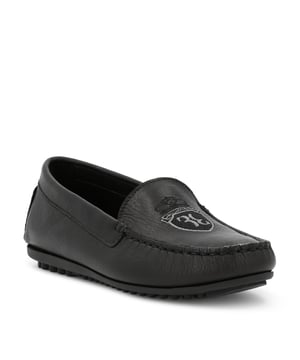 Estos elegantes y cómodos mocasines de napa suave presentan pespuntes y el emblemático blasón de la firma bordado. Suela de goma. Forro interior de piel. Plantilla extraíble.
