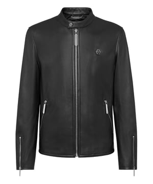 Zacht bikerjack van nappa. Kraag met drukknoopsluiting. Een saffiaanleren patch met de PP Hexagon is opgenaaid op de linkerborst.  Ritssluiting en manchetten met rits. Twee steekzakken met blinde knoopsluiting. Voering van matelassé stof.
