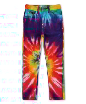 Pantalones de 5 bolsillos de denim lavado a la piedra con estampado tie-dye. La nueva insignia con el logotipo está cosida en el bolsillo trasero derecho. Un solo botón metálico en la cintura.