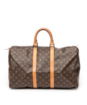 Louis Vuitton Bolsos Keepall 45 Bolsa de viaje en Marrón Lona recubierta y Latón dorado hardware. El producto esta en Muy Buenas Condiciones (AB).
  Dimensiones: 45x24x20 cm 
  Accesorios incluidos: None
  Notas de Exterior: "Vachetta ligeramente oscurecida, Ligeras marcas de suciedad"
Notas de Interior: Código de producción ligeramente ilegible
Notas de Hardware: Ligeramente deslustrado
Notas de la correa/asa: Oscurecido
  BrandCo Paris encuentra artículos raros y en las mejores condiciones a precios increíbles. ¡Vale la pena tener paciencia! Compra con confianza: todos los artículos de BrandCo Paris son seleccionados y autenticados cuidadosamente por nuestro equipo de expertos.
  Todos los artículos vienen con un certificado de autenticidad y un embalaje entregado por BrandCo Paris.
  Tabla de clasificación de la condición del artículo
  N (como nuevo)
  AA (perfecto estado)
  A (excelente estado)
  AB (muy buen estado)
  B (bueno/regular)