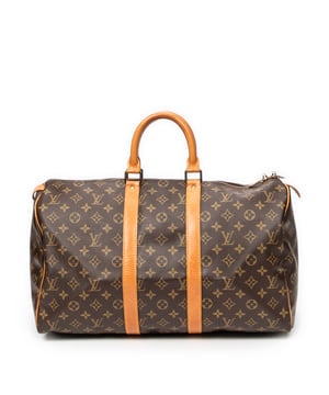 Louis Vuitton Bolsos Keepall 45 Bolsa de viaje en Marrón Lona recubierta y Latón dorado hardware. El producto esta en Muy Buenas Condiciones (AB).
  Dimensiones: 45x24x20 cm 
  Accesorios incluidos: None
  Notas de Exterior: Vagetta ligeramente oscurecida
Notas de Hardware: Descolorido
Notas de la correa/asa: "Ligera oscuridad, Ligeros rasguños"
  BrandCo Paris encuentra artículos raros y en las mejores condiciones a precios increíbles. ¡Vale la pena tener paciencia! Compra con confianza: todos los artículos de BrandCo Paris son seleccionados y autenticados cuidadosamente por nuestro equipo de expertos.
  Todos los artículos vienen con un certificado de autenticidad y un embalaje entregado por BrandCo Paris.
  Tabla de clasificación de la condición del artículo
  N (como nuevo)
  AA (perfecto estado)
  A (excelente estado)
  AB (muy buen estado)
  B (bueno/regular)