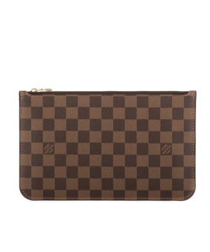 Louis Vuitton Bolsos Neverfull Pochette  Accesorios en Marrón Lona recubierta y Latón dorado hardware. El producto esta Como Nuevo (N).
  Dimensiones: 25x15x1 cm 
  Accesorios incluidos: None
  
  BrandCo Paris encuentra artículos raros y en las mejores condiciones a precios increíbles. ¡Vale la pena tener paciencia! Compra con confianza: todos los artículos de BrandCo Paris son seleccionados y autenticados cuidadosamente por nuestro equipo de expertos.
  Todos los artículos vienen con un certificado de autenticidad y un embalaje entregado por BrandCo Paris.
  Tabla de clasificación de la condición del artículo
  N (como nuevo)
  AA (perfecto estado)
  A (excelente estado)
  AB (muy buen estado)
  B (bueno/regular)