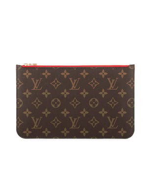 Louis Vuitton Bolsos Neverfull Pochette  Accesorios en Marrón Lona recubierta y Latón dorado hardware. El producto esta Como Nuevo (N).
  Dimensiones: 25x15x1 cm 
  Accesorios incluidos: None
  
  BrandCo Paris encuentra artículos raros y en las mejores condiciones a precios increíbles. ¡Vale la pena tener paciencia! Compra con confianza: todos los artículos de BrandCo Paris son seleccionados y autenticados cuidadosamente por nuestro equipo de expertos.
  Todos los artículos vienen con un certificado de autenticidad y un embalaje entregado por BrandCo Paris.
  Tabla de clasificación de la condición del artículo
  N (como nuevo)
  AA (perfecto estado)
  A (excelente estado)
  AB (muy buen estado)
  B (bueno/regular)