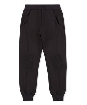 The coat of arms is common trait of a special family. On these cotton jogging pants it is embroidered on the patch sewn on the back. Piping on the stitching and patches on knees give the item a sportier look. Two slit pockets. Ribbed bottom cuffs and waistband.