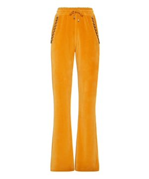 con cristales  Pantalones jogging confeccionados en terciopelo de chenilla. La prenda está decorada con aplicaciónes de cristales de strass y flecos biselados. Dos bolsillos ribeteados. Cintura elástica con cordón de ajuste.