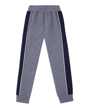 The coat of arms is common trait of a special family. These cotton fleece pants feature it embroidered on the right rear pocket. Bands and contrasting piping on the legs give the item a sportier look. Two slit pockets. Ribbed waistband and bottom cuffs.
