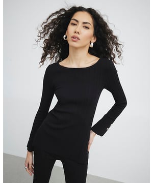 Fitted, Crew neck, Decorative buttons, Long sleeved