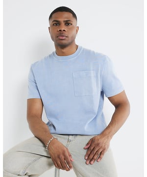 Regular fit, Crew neck, Washed, Chest pocket, Embroidered graphic, Short sleeves
