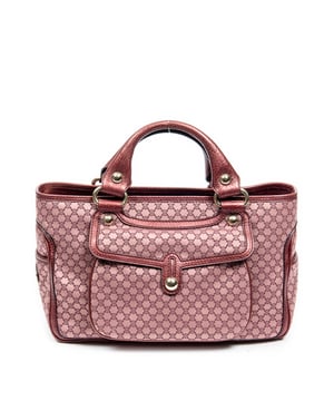 Celine Bolsos Front Pocket Boogie Bag  Bolso en Rojo Lienzo y Oro hardware. El producto esta en Excelentes Condiciones (A).
  Dimensiones: 35x20x13 cm 
  Accesorios incluidos: None
  
  BrandCo Paris encuentra artículos raros y en las mejores condiciones a precios increíbles. ¡Vale la pena tener paciencia! Compra con confianza: todos los artículos de BrandCo Paris son seleccionados y autenticados cuidadosamente por nuestro equipo de expertos.
  Todos los artículos vienen con un certificado de autenticidad y un embalaje entregado por BrandCo Paris.
  Tabla de clasificación de la condición del artículo
  N (como nuevo)
  AA (perfecto estado)
  A (excelente estado)
  AB (muy buen estado)
  B (bueno/regular)