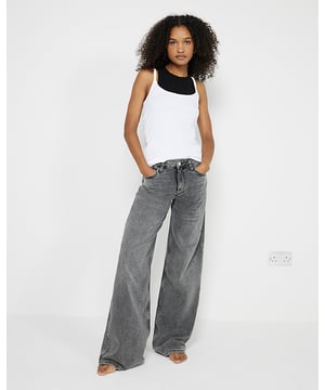 Mid rise, Wide leg, Denim fabric, Belt loops, Classic 5 pockets, Button and zip fastening