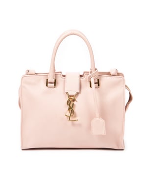Yves Saint Laurent Bolsos Baby Cabas  Bolso de hombro en Rosa Piel de becerro y Oro hardware. El producto esta en Perfectas Condiciones (AA).
  Dimensiones: 26x17x12 cm 
  Accesorios incluidos: Dustbag
  
  BrandCo Paris encuentra artículos raros y en las mejores condiciones a precios increíbles. ¡Vale la pena tener paciencia! Compra con confianza: todos los artículos de BrandCo Paris son seleccionados y autenticados cuidadosamente por nuestro equipo de expertos.
  Todos los artículos vienen con un certificado de autenticidad y un embalaje entregado por BrandCo Paris.
  Tabla de clasificación de la condición del artículo
  N (como nuevo)
  AA (perfecto estado)
  A (excelente estado)
  AB (muy buen estado)
  B (bueno/regular)
