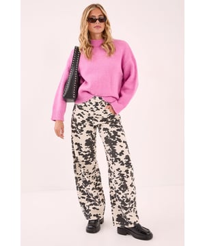 Cosy turtleneck design for ultimate comfort
        Oversized fit with voluminous balloon sleeves
        Ribbed cuffs and hem for a snug finish
        Soft knitted texture for a luxurious feel
        Versatile piece suitable for various casual occasions
    
    Embrace the chilly season with this NastyGal turtleneck sweater, a must-have addition to your autumn-winter wardrobe. The oversized silhouette paired with dramatic balloon sleeves creates a striking visual impact, perfect for those who love to make a statement with their casual wear. Style this jumper with a mini skirt and knee-high boots for a trendy contrast, as seen on our model. For a more laid-back look, pair it with your favourite jeans and trainers. The versatility of this piece makes it ideal for various casual settings, from coffee dates to family gatherings. Layer it over a collared shirt for a preppy twist, or wear it on its own for a sleek, minimalist approach. This turtleneck sweater is your go-to for effortless style and warmth throughout the cooler months.